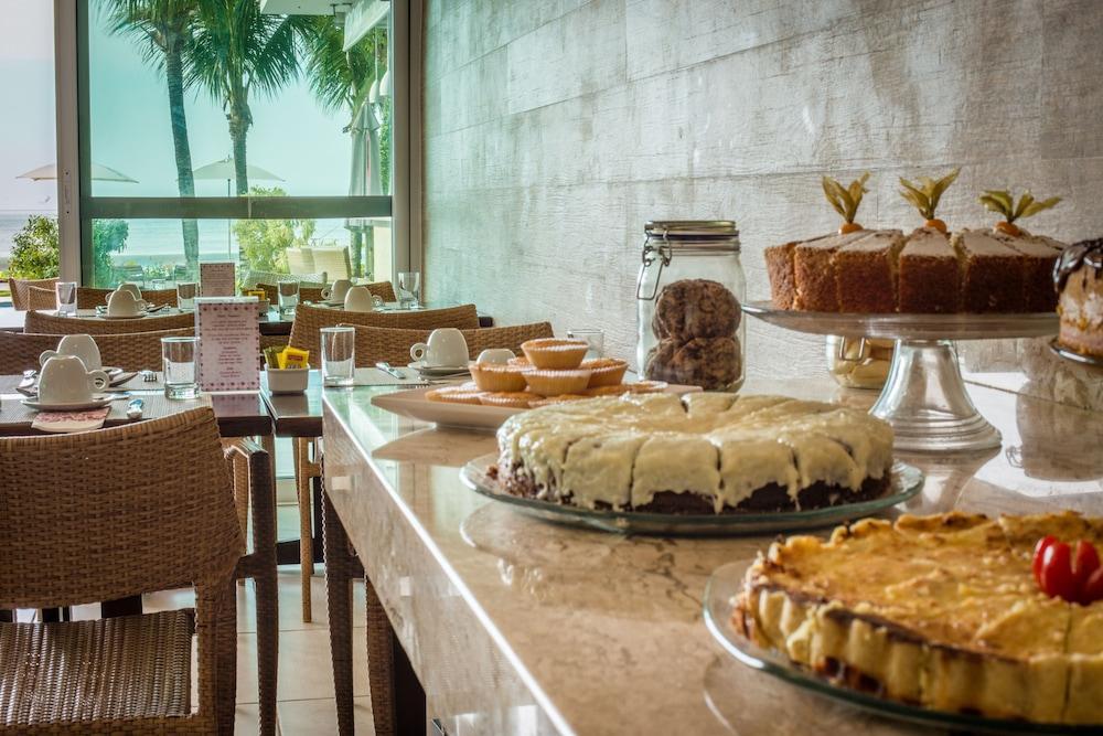 Amora Hotel Маресиас Екстериор снимка