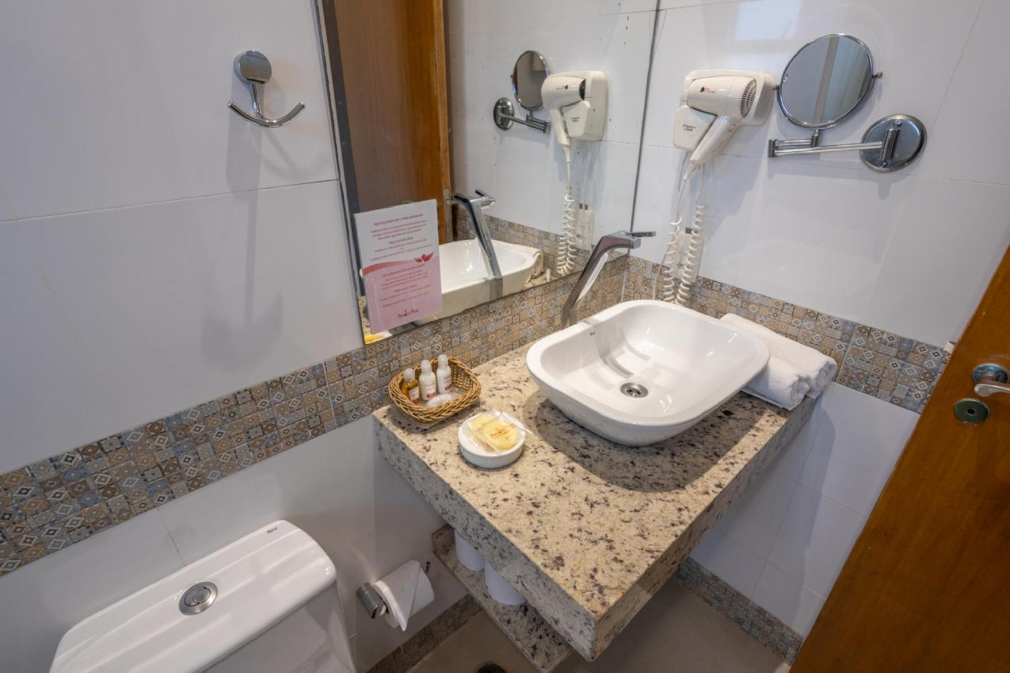 Amora Hotel Маресиас Екстериор снимка