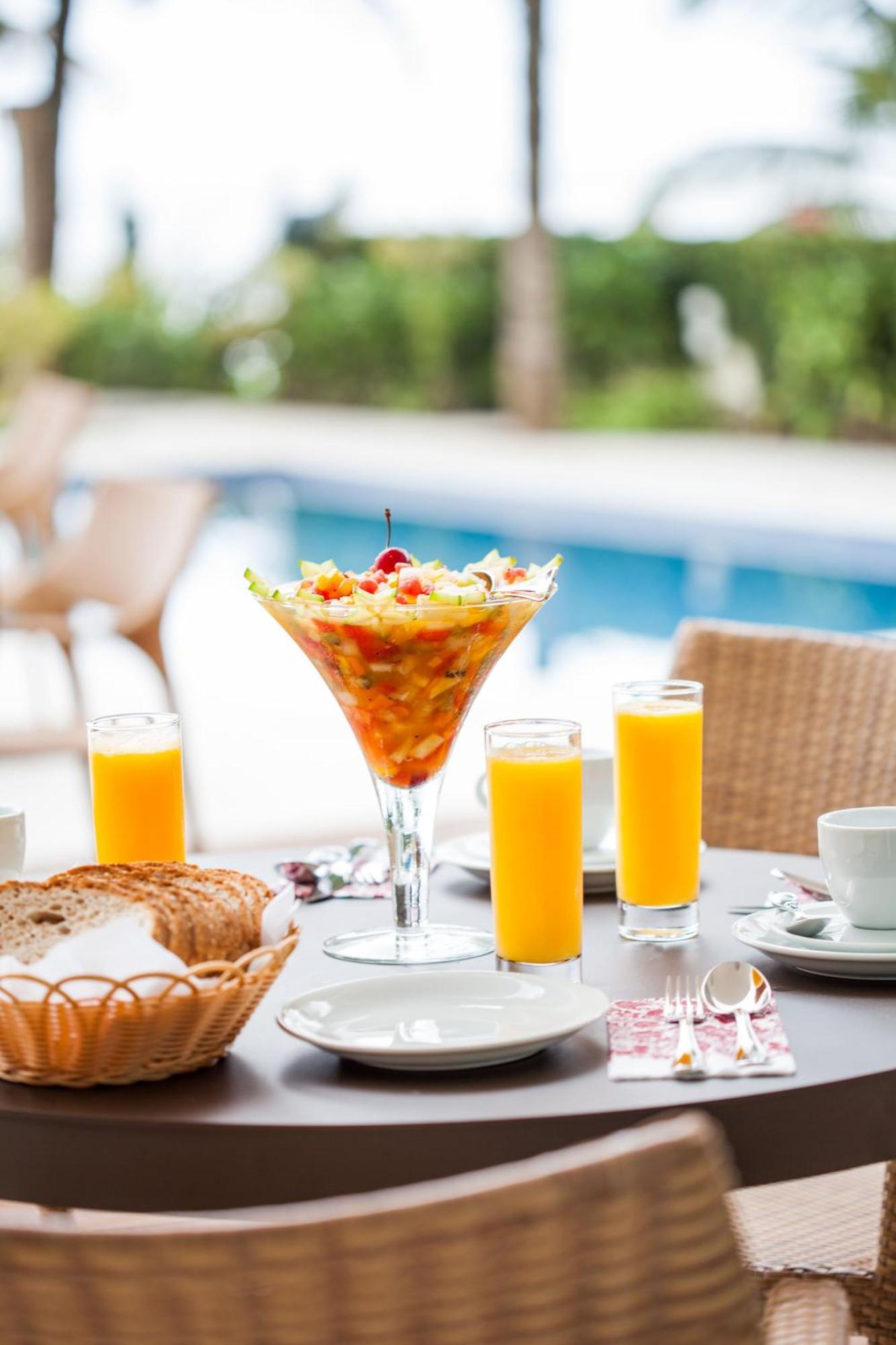 Amora Hotel Маресиас Екстериор снимка